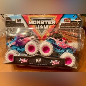 ❗️Sold❗️Monster Jam SPARKLE SMASH vs SPARKLE SMASH Series 28 1:64 NEW